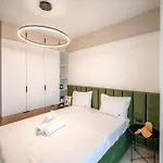 Serenity In Odyssey Pools And Parking Apartament